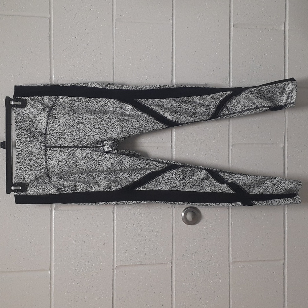 Womens AVIA athletic leggings with pockets